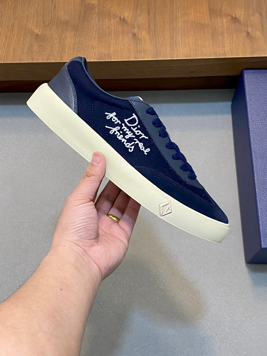 💰400 Dior Crafted from navy and white jacquard with Oblique print and suede panels, it features a distinctive padded tongue embossed with the Dior signature, wide navy mohair laces and brass eyelets with a matte tonal finish. White rubber sole with Dior Oblique pattern, enhanced by a contrasting Dior 30 Avenue Montaigne signature on the rear. It can add fashionable temperament to casual looks. Exquisite packaging at the delivery counter 🛍📦 ▪️ Fabric: Original customized Oblique presbyopia + cowhide ▪️ Lining: Original customized sheepskin + breathable mesh ▪️ Sole: Original molded anti-slip rubber material ▪️ Bottom thickness: 4CM ▪️ Size: Men's 38-45 (38, 45, 46 customized)